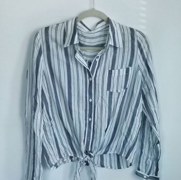 Lightweight Colared Cropped Button Up - Picture 3 of 3